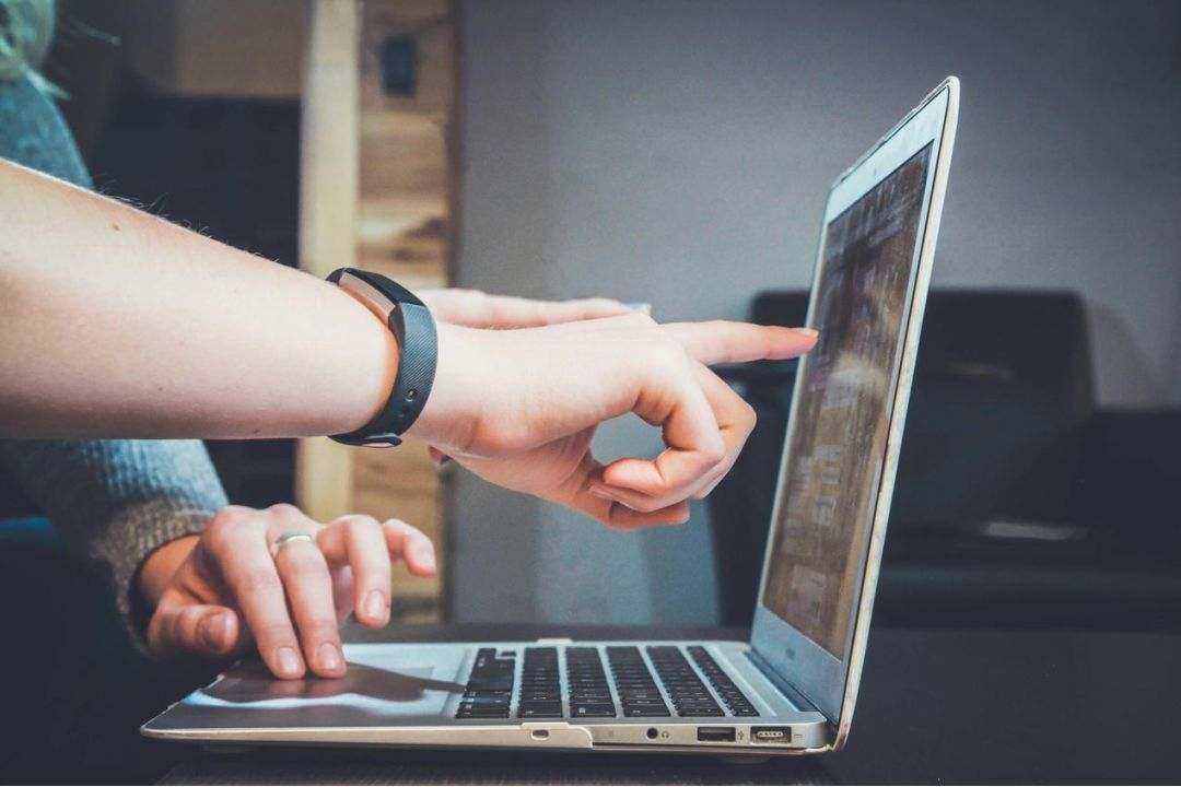 Μοντέλο A - εργονομικό γραφείο